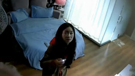 周末清純漂亮大學生美女甘願做小三，校外開房約會小老板，中年大叔全程主動出擊，女上位連幹2炮