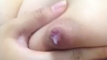 巨乳人妻穿著情趣內衣,在大家面前自慰,興奮的乳汁一直射出來