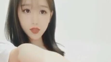 顏值不錯的妹子劈腿直播，在床上各種姿勢掰逼逼，等著妳們草，超誘惑騷逼淫蕩對白