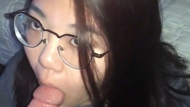 韓國留學大學生是個眼鏡胖妹給老外口交完，就要性交了