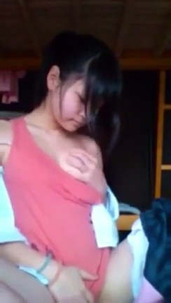 可愛的馬尾女僕少女剛工作完,性欲來了,坐在床上就自慰了