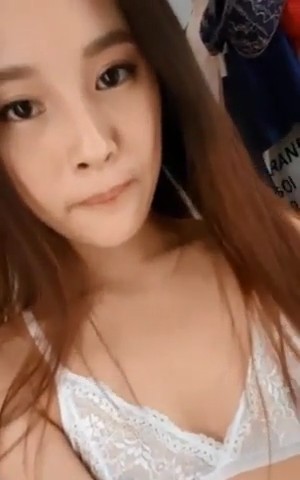 我有更多的自慰情趣用品在房間裡,現在我在更衣室。