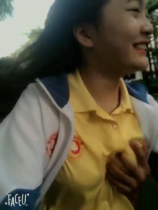 在一輛腳踏自行車的後座碰一個可愛正妹學生的胸部