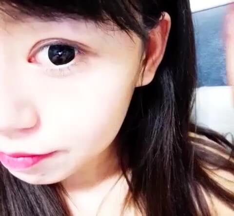 她的挑逗眼睛非常漂亮,下面沒有穿在自慰
