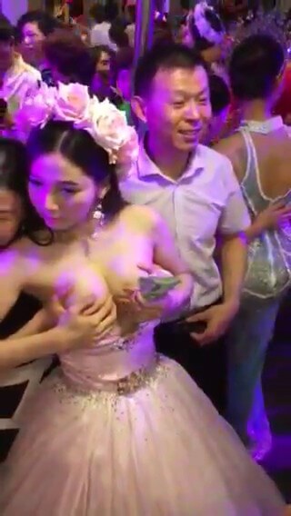 強國人:就要當人妻了,只要你給錢,老娘的胸部任你摸,今晚過後就沒機會摸了!