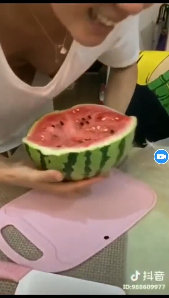 抖音短影片流出，吃西瓜不小心把奶露出了！