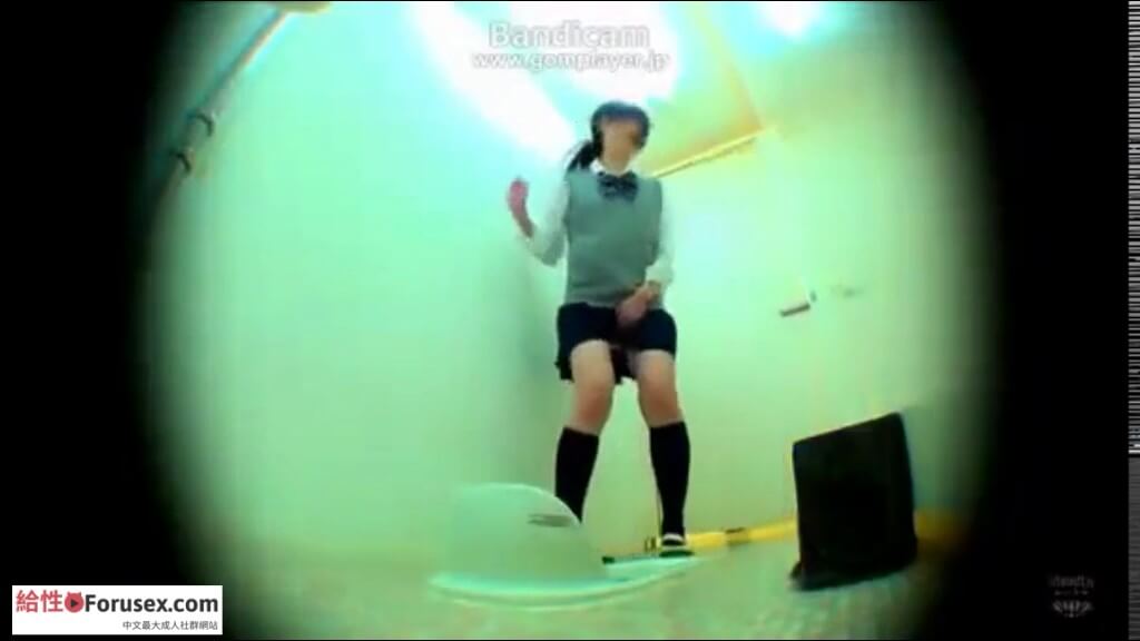 可愛的日本學生妹在學校尿失禁漏尿了，尿了好多