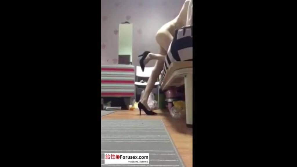 那個晚上約了個長腿空姐，在那個夜晚我們做了好幾回