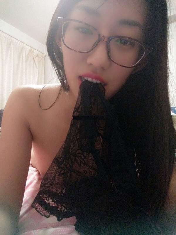 百度雲流出清純眼鏡妹大尺度自拍口交,被操了!