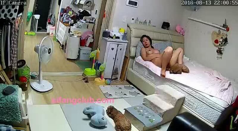 家庭攝像頭偷拍大奶少婦自慰,還時不時挑逗可愛小泰迪