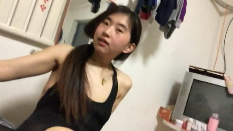 雞巴鑲了幾顆珠子的紋身社會哥，和穿著情趣開襠內衣的小情婦，啪啪一邊手拿著自拍桿自拍