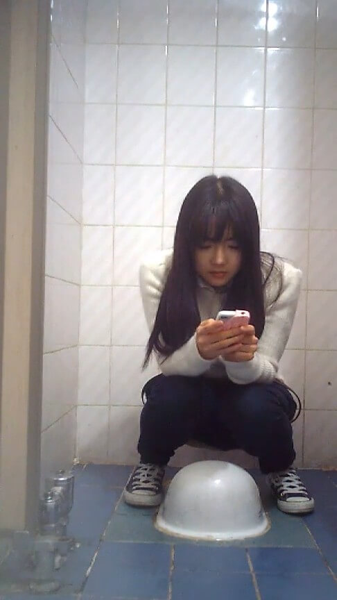 偷拍女大學生上廁所，別滑手機了下面都還沒擦呢！