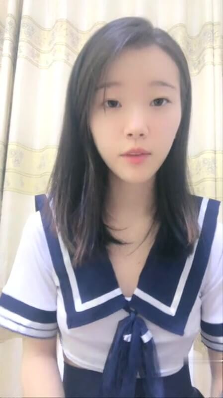顏值不錯萌正妹子情趣學生制服誘惑,坐在凳子上跳蛋震動逼逼還挺粉嫩非常誘人