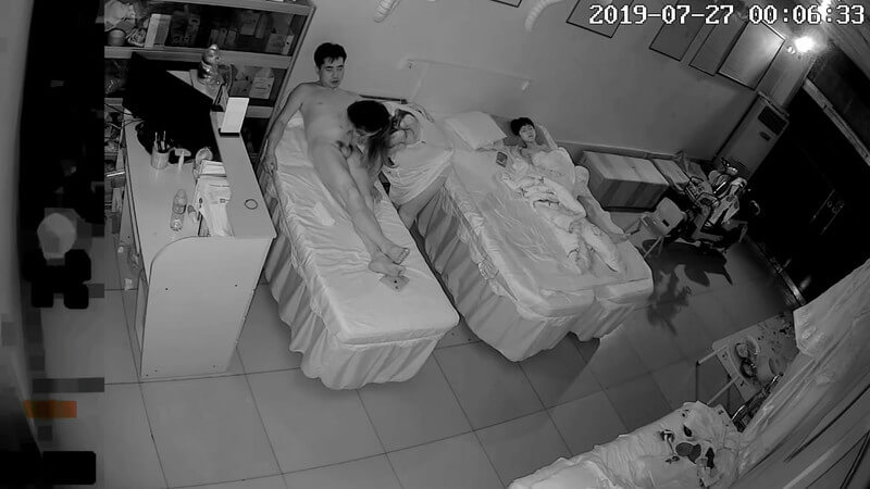 8月最新流出破解美容院攝像頭,偷拍夫妻經常趁女兒熟睡時啪啪啪,女兒這麽大了應該用布簾隔開睡,女兒很害羞吧