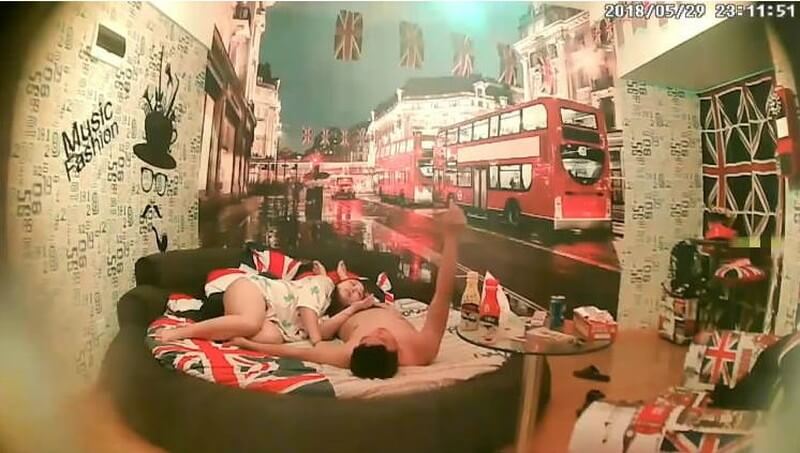 英國城市主題豪華圓床房,豐滿小情侶操完逼就吃東西吃完又操