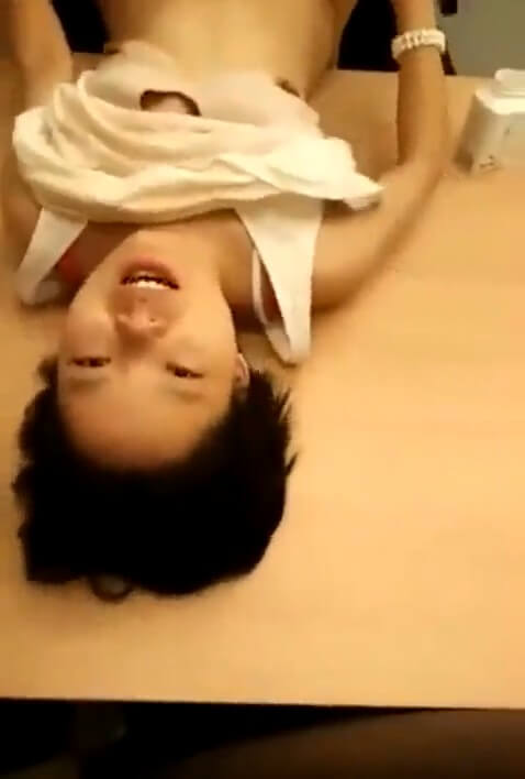 在辦公室就做起來了，還有人在拍，國語對白，聽那個對白是被NTR戴綠帽了嗎?