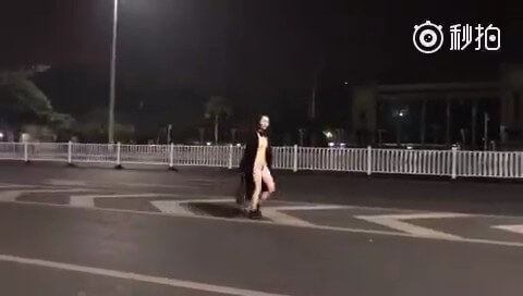 最近很火的裸奔門事件，女子南寧街頭裸奔影片