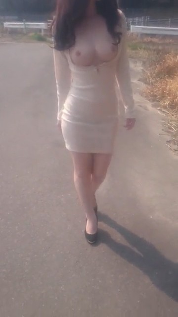 女神性感露奶走在鄉間走道