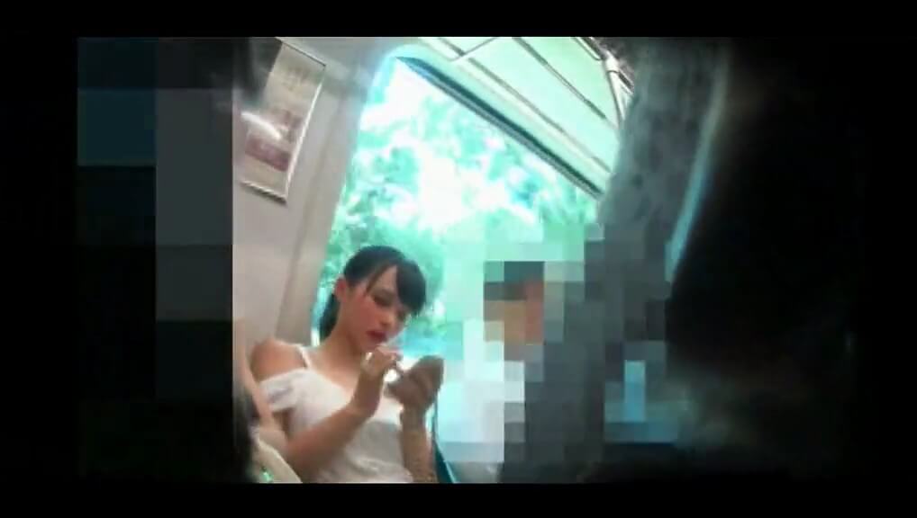 捷運巧遇神正妹！變態男子一秒變身偷拍之狼！白色小褲透出黑黑小點：難道是恥毛?