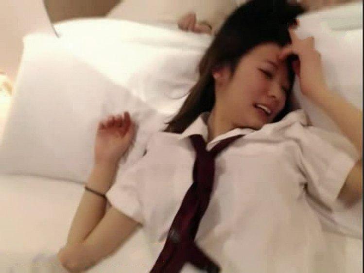 校花做愛時讓朋友拍攝,拍著拍著朋友也幹起來了,妹子有點不好意思,完整版