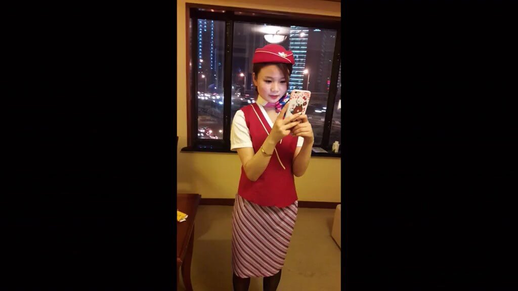 某航空空姐約泡流出，把制服當垃圾一樣的脫了