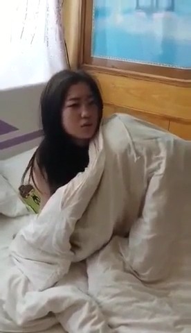 終於找到這妹子的影片了 神似陳妍希“快點 就照一張 照照你的小鮮肉來 哎呦我去流了”對白超級搞笑