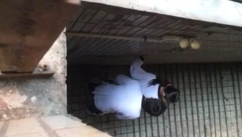 偷拍學校的清純男女在學校的舊大樓樓梯間做了起來