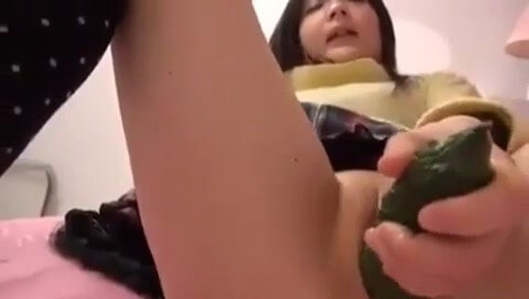 用苦瓜自慰的少女,很爽似的