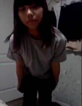 女學生做視訊想賺點零用錢，滿可愛的