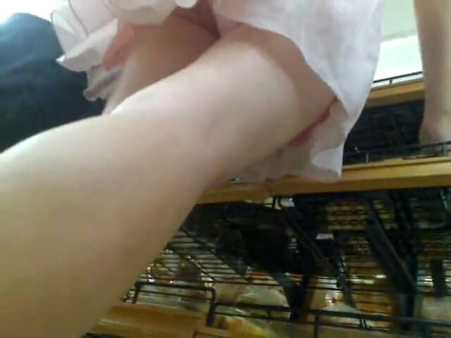 超市裏陪同學買面包的粉裙長腿大學妹,透過性感小粉內