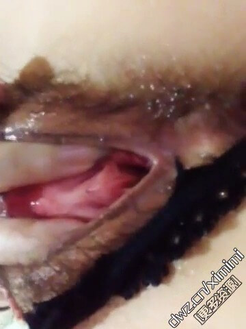 看看這騷貨興奮到愛液都流成這樣子了,好多水阿