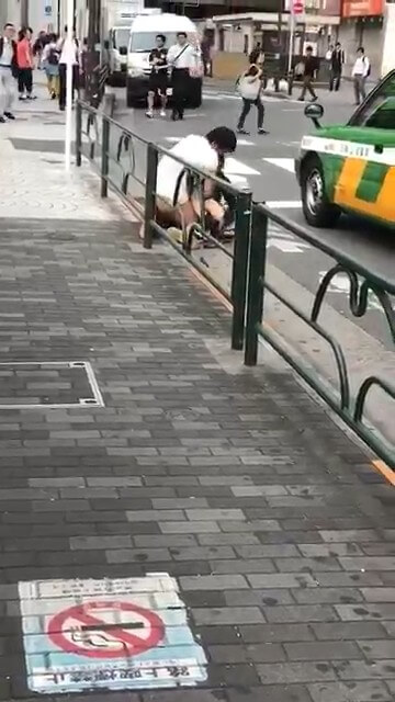 中國藉男子赤裸下半身於日本東京池袋街頭　在馬路上當眾脫褲企圖「女友」