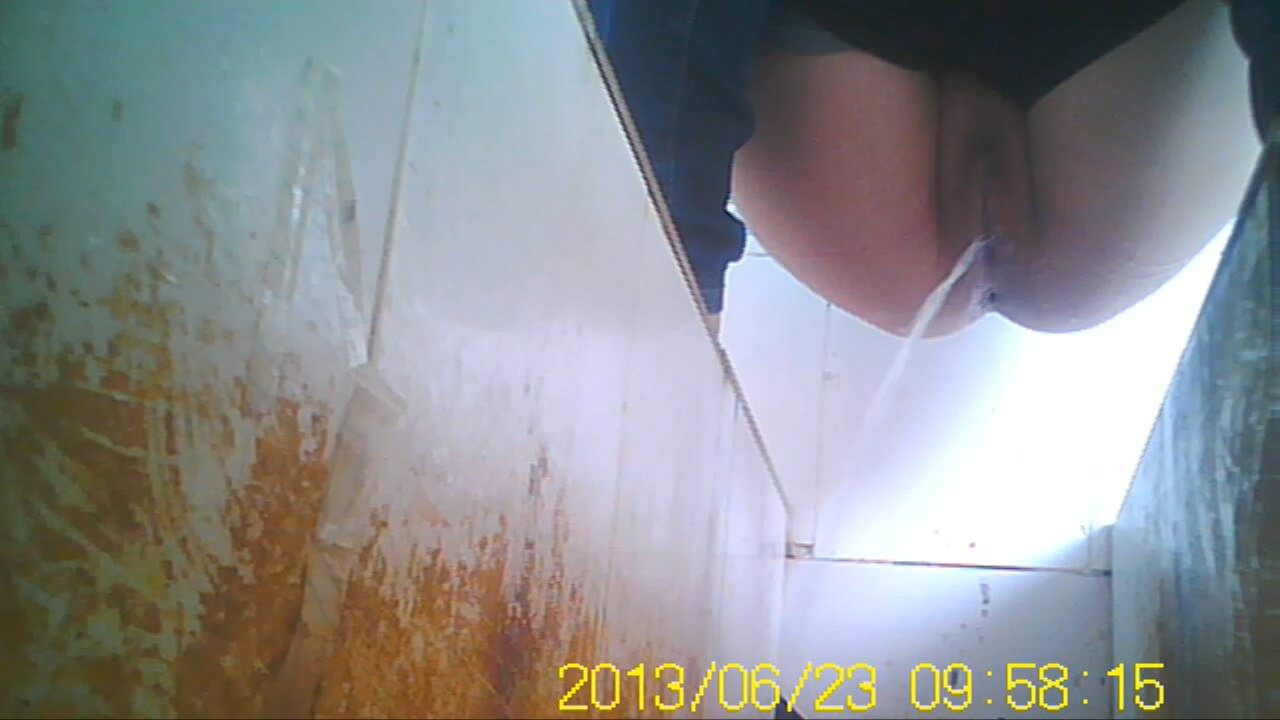 學校廁所偷拍學生妹如廁02