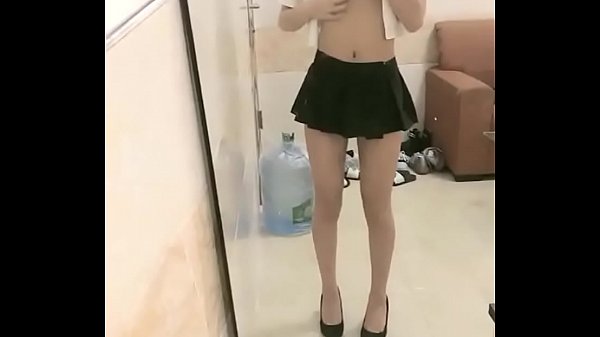 就读大学二年级的女朋友在玩吃鸡游戏时被我拉过来干了一炮 无套爆操 淫语浪叫不止