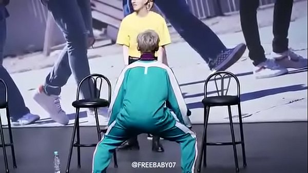 Coreano rebolando em público sensualizadamente by: Dani